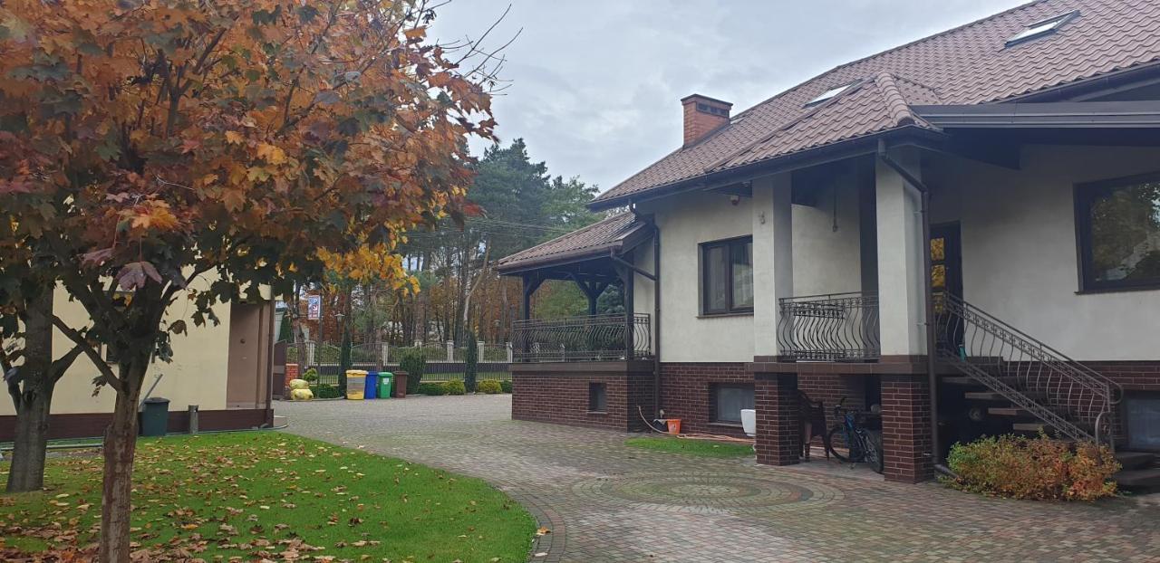 Pokoje Goscinne U Marka Tuszyn Bagian luar foto