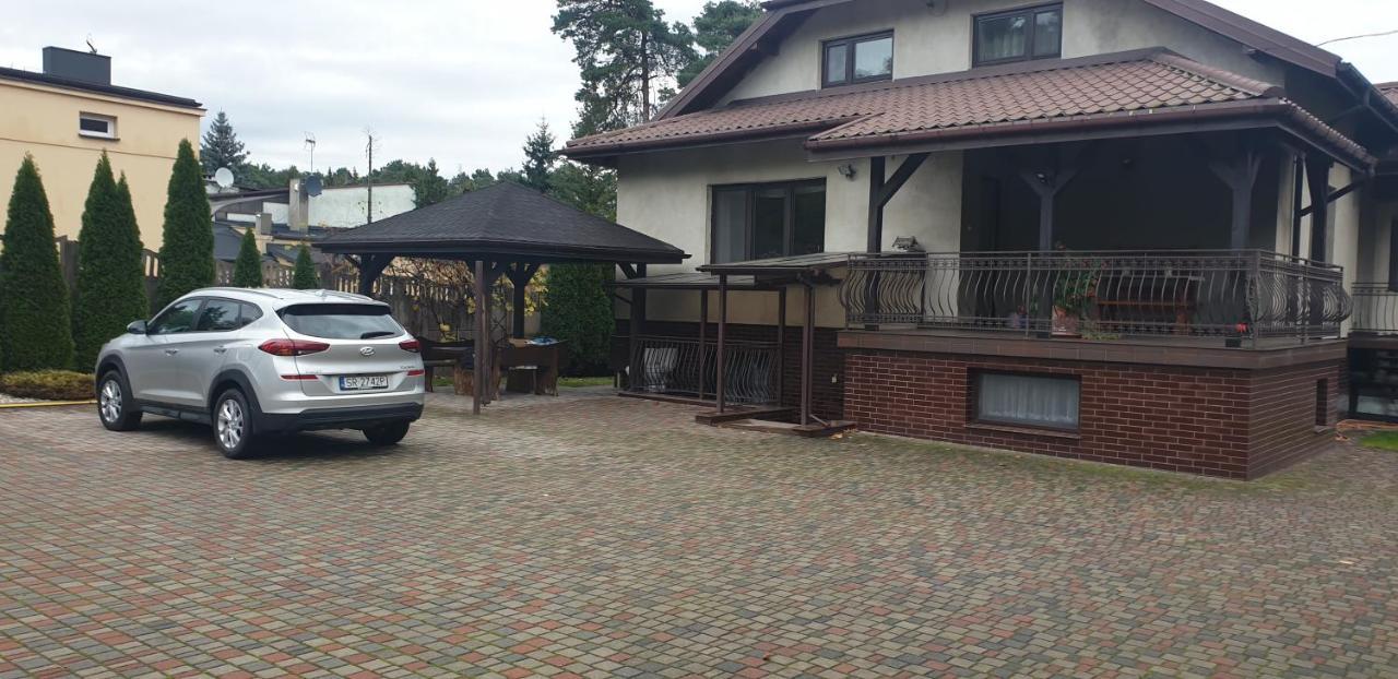 Pokoje Goscinne U Marka Tuszyn Bagian luar foto