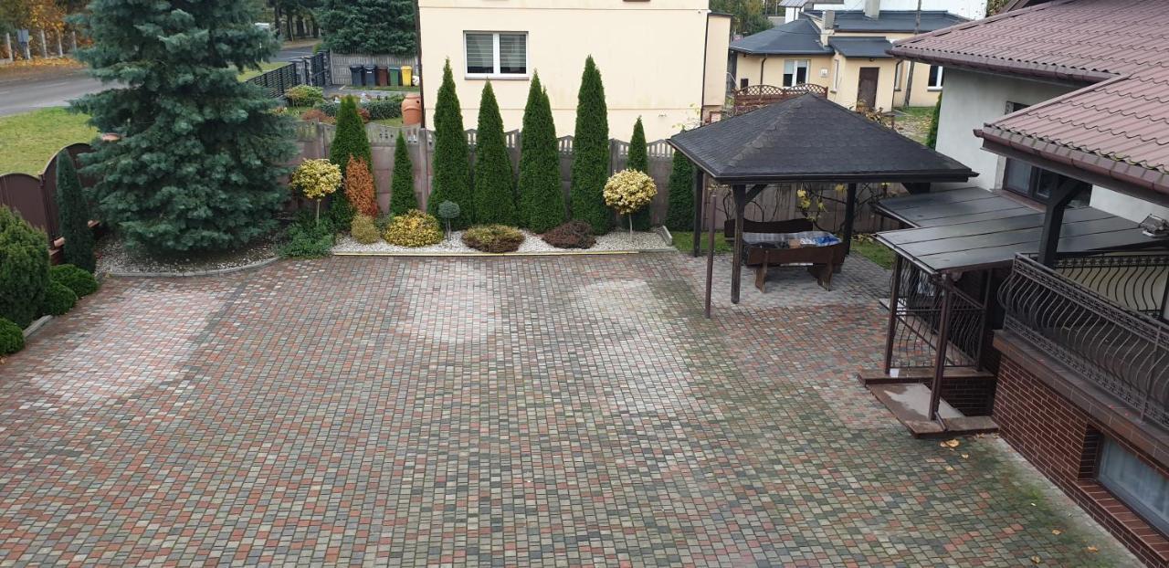 Pokoje Goscinne U Marka Tuszyn Bagian luar foto