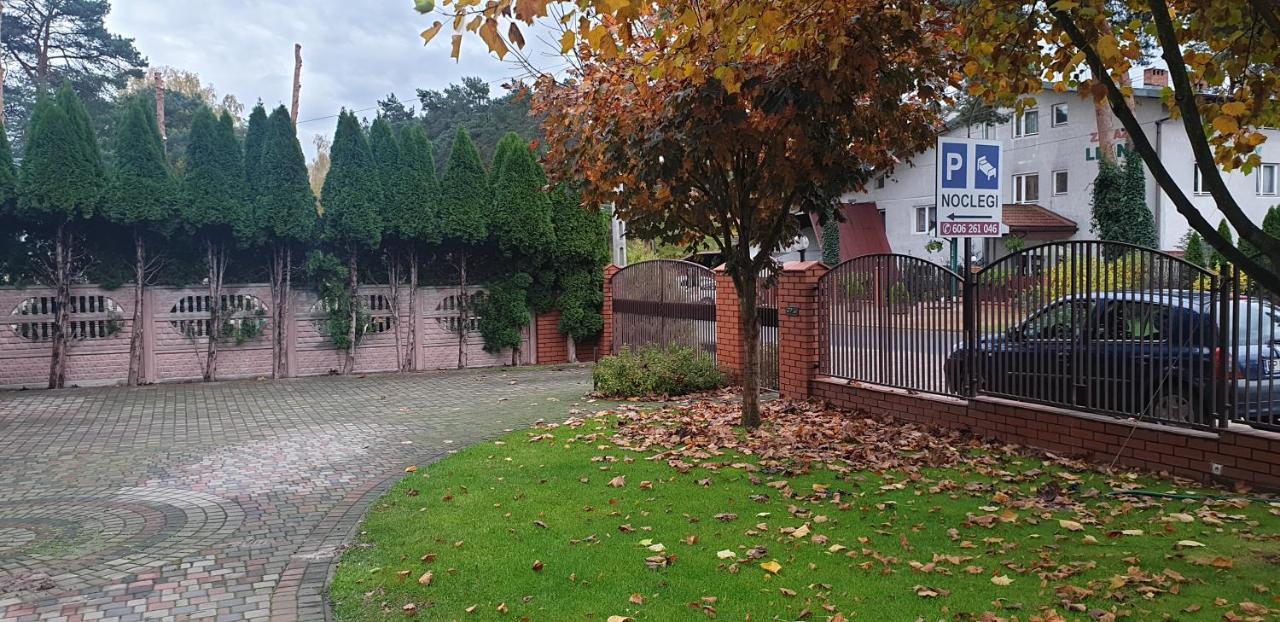 Pokoje Goscinne U Marka Tuszyn Bagian luar foto
