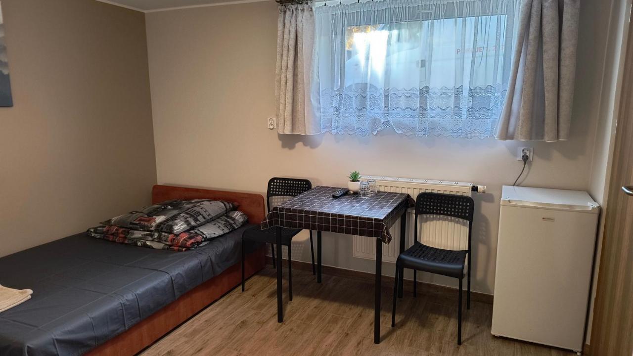 Pokoje Goscinne U Marka Tuszyn Bagian luar foto