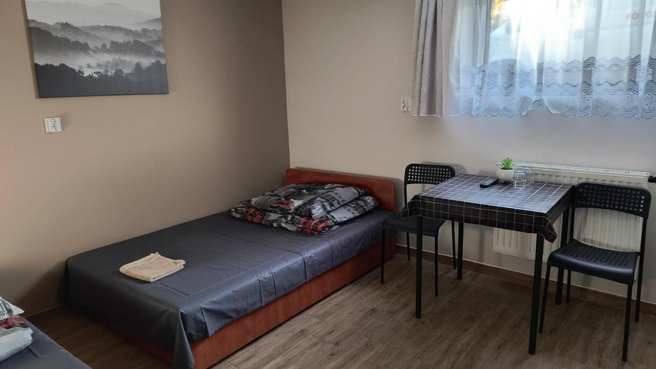Pokoje Goscinne U Marka Tuszyn Bagian luar foto